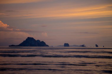 Kasvetli tropikal günbatımı, su ve adalar üzerinde günbatımı, Tayland