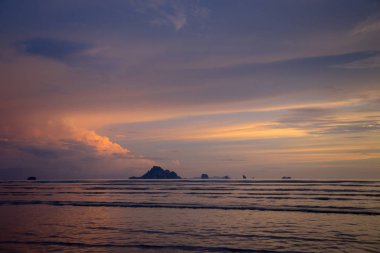 Kasvetli tropikal günbatımı, su ve adalar üzerinde günbatımı, Tayland