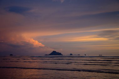 Kasvetli tropikal günbatımı, su ve adalar üzerinde günbatımı, Tayland