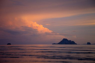 Kasvetli tropikal günbatımı, su ve adalar üzerinde günbatımı, Tayland