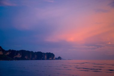 Kasvetli tropikal günbatımı, su ve adalar üzerinde günbatımı, Tayland