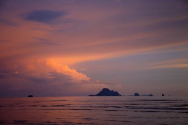 Kasvetli tropikal günbatımı, su ve adalar üzerinde günbatımı, Tayland