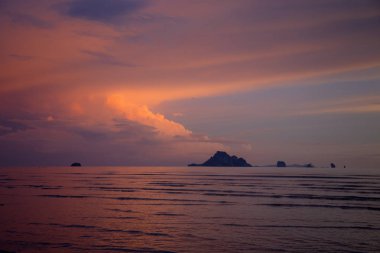 Kasvetli tropikal günbatımı, su ve adalar üzerinde günbatımı, Tayland