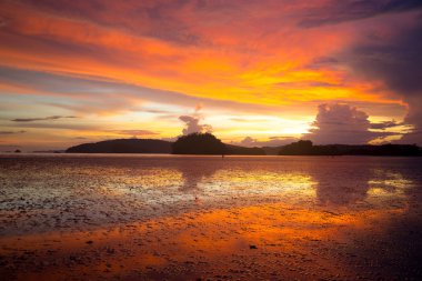 Kasvetli tropikal günbatımı, su ve adalar üzerinde günbatımı, Tayland