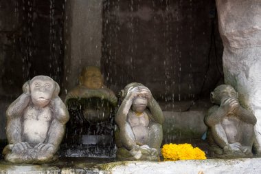 Bangkok 'taki altın dağ heykeli. Üç maymun