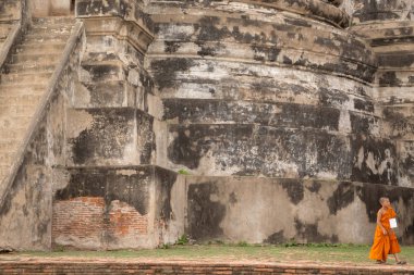 Ayutthaya Tayland-7 Nisan 2017: Wat Phra Sri Sanphet tapınağında onların yaşlı ile Budist çocuk rahipler bir grup, Ayutthaya tarihi şehir