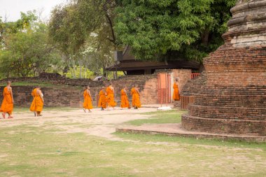 Ayutthaya Tayland-7 Nisan 2017: Wat Phra Sri Sanphet tapınağında onların yaşlı ile Budist çocuk rahipler bir grup, Ayutthaya tarihi şehir