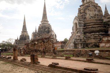 Ayutthaya Tayland-7 Nisan 2017: Wat Phra Sri Sanphet tapınağında onların yaşlı ile Budist çocuk rahipler bir grup, Ayutthaya tarihi şehir
