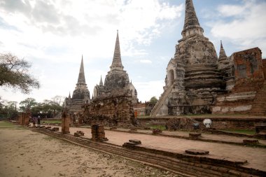 Ayutthaya Tayland-7 Nisan 2017: Wat Phra Sri Sanphet tapınağında onların yaşlı ile Budist çocuk rahipler bir grup, Ayutthaya tarihi şehir