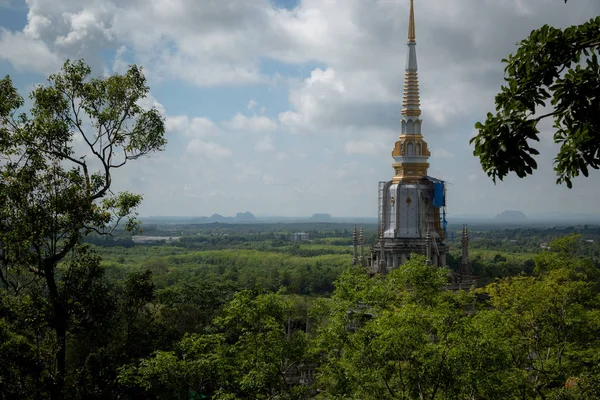 A tetején Tiger Cave templom, Wat Tham Suea, Krabi régió, Thaiföld — Stock Fotó