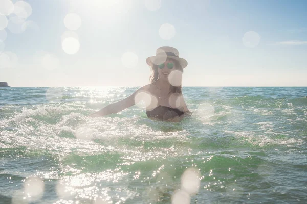 Güzel bir kadın Denizde yüzme sırasında eğlenmek — Stok fotoğraf