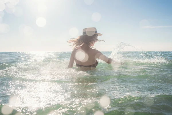 Piękna kobieta, zabawę podczas kąpieli w morzu — Zdjęcie stockowe