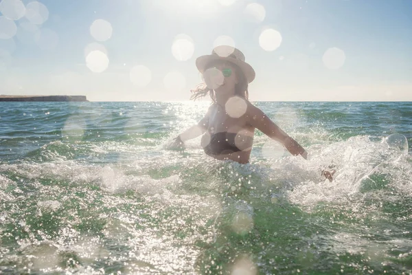 Piękna kobieta, zabawę podczas kąpieli w morzu — Zdjęcie stockowe