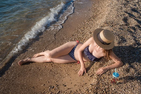 Mulher bonita bebendo coquetel na praia . — Fotografia de Stock