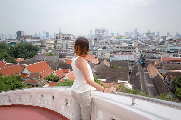 Mädchen bewundert die Aussicht vom goldenen Berg, Bangkok, Thailand — Stockfoto