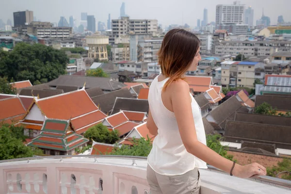 Menina admira a vista do Monte Dourado, Bangkok, Tailândia — Fotografia de Stock