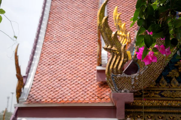 Parte superior do edifício tradicional estilo tailandês — Fotografia de Stock