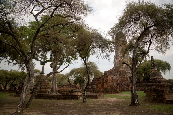 Old Beautiful Thai Temple wat Mahathat, Ayutthaya Historical Park, Ayutthaya, Tailândia — Fotografia de Stock