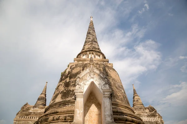 Régi szép Thai templom wat Mahathat, Ayutthaya történelmi Park, Ayutthaya, Thaiföld — Stock Fotó