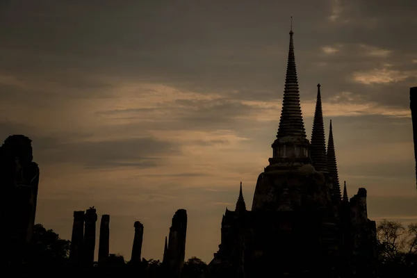 Old Beautiful Thai Temple wat Mahathat, Ayutthaya Historical Park, Ayutthaya, Tailândia — Fotografia de Stock