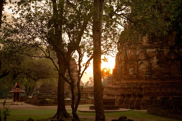 Eski güzel Tay tapınak wat Mahathat, Ayutthaya Historical Park, Ayutthaya, Tayland — Stok fotoğraf