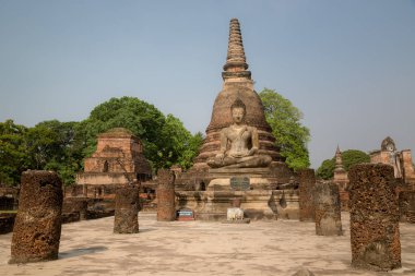 Satchanalai tarihi parkta Wat Phra heykeli Buddha