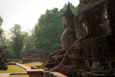Satchanalai tarihi parkta Wat Phra heykeli Buddha