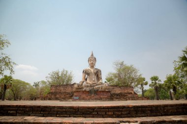 Satchanalai tarihi parkta Wat Phra heykeli Buddha