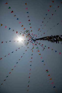 Tay kutlama festivalinde çok renkli üçgen dua bayrakları