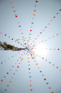 Tay kutlama festivalinde çok renkli üçgen dua bayrakları