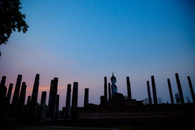 Satchanalai tarihi parkta Wat Phra heykeli Buddha