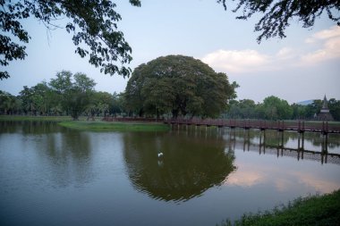 Sukhothai 'de Wat Mahatat 'ta gün batımı. Tayland 'da bir UNESCO Dünya mirası sitesi