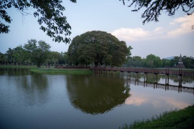 Sukhothai 'de Wat Mahatat 'ta gün batımı. Tayland 'da bir UNESCO Dünya mirası sitesi