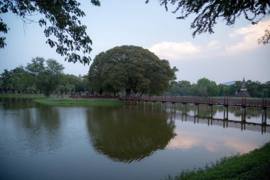 Sukhothai 'de Wat Mahatat 'ta gün batımı. Tayland 'da bir UNESCO Dünya mirası sitesi
