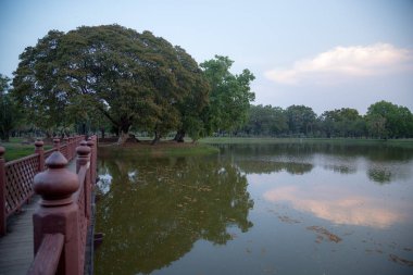Sukhothai 'de Wat Mahatat 'ta gün batımı. Tayland 'da bir UNESCO Dünya mirası sitesi