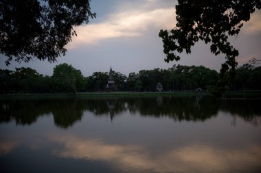 Sukhothai 'de Wat Mahatat 'ta gün batımı. Tayland 'da bir UNESCO Dünya mirası sitesi