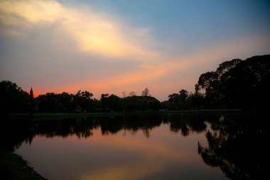 Sukhothai 'de Wat Mahatat 'ta gün batımı. Tayland 'da bir UNESCO Dünya mirası sitesi