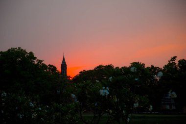Sukhothai 'de Wat Mahatat 'ta gün batımı. Tayland 'da bir UNESCO Dünya mirası sitesi