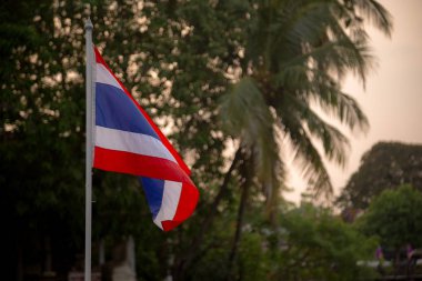 Gün batımında üfleme Tay bayrağı.