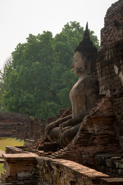 Satchanalai tarihi parkta Wat Phra heykeli Buddha