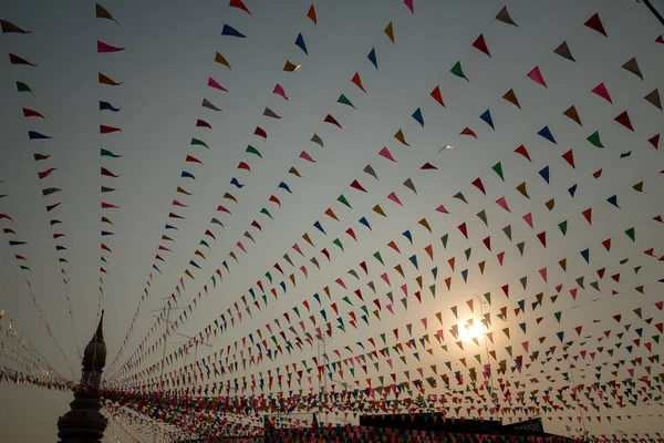 Multi-Color triangel be flaggor på Thai fest Festival — Stockfoto