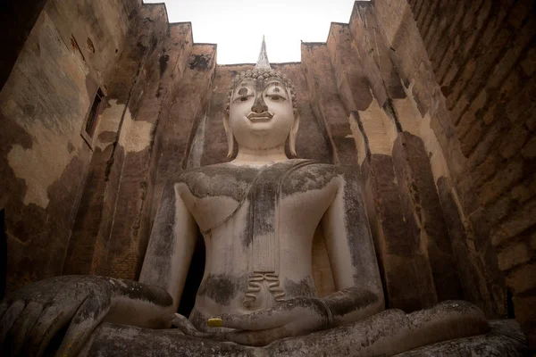 Ciudad histórica de Sukhothai, Parque Histórico de Sukhothai, Wat Si Chum, Tailandia . — Foto de Stock