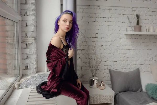 Hermosa joven en pijama elegante posando en su dormitorio —  Fotos de Stock