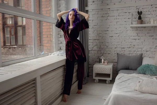 Bella giovane donna in pigiama chic in posa nella sua camera da letto — Foto Stock