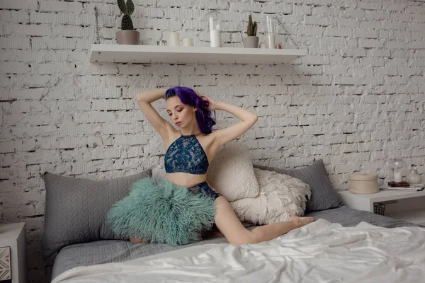Encantadora mujer sexy en lencería acostada en la cama en la habitación —  Fotos de Stock