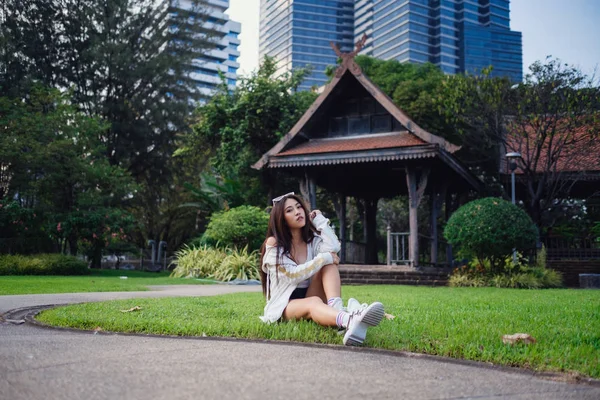 Verão ensolarado estilo de vida moda retrato de jovem elegante hipster mulher . — Fotografia de Stock