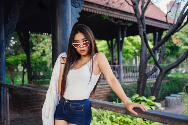 Verão ensolarado estilo de vida moda retrato de jovem elegante hipster mulher . — Fotografia de Stock