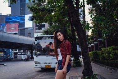 Yaz güneşli yaşam tarzı moda portre genç şık hipster kadının.