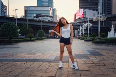 Yaz güneşli yaşam tarzı moda portre genç şık hipster kadının.