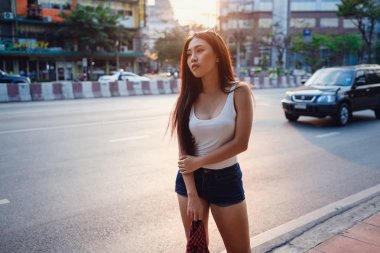 Yaz güneşli yaşam tarzı moda portre genç şık hipster kadının.